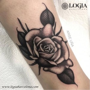 tatuaje-tradicional-flor-brazo-logia-barcelona-arse-03     